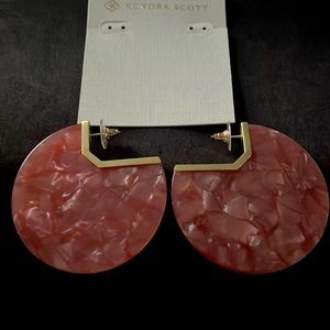 Kendra Scott Kai Gold peach colored earrings